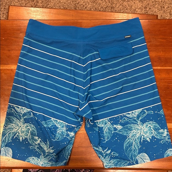 2 Oakley Men’s Performance Board Shorts - Picture 3 of 5